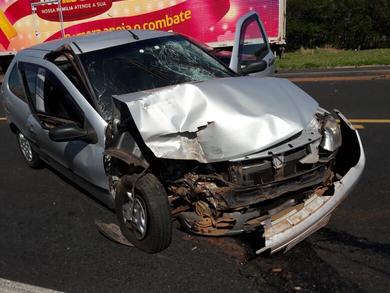 Carro colide na traseira de caminhão carregado de cana na SP-318 - Crédito: Maycon Maximino