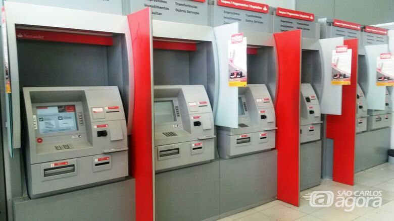 Ladrões furtam envelopes depositados em caixas eletrônicos no Santander - Crédito: Arquivo/SCA