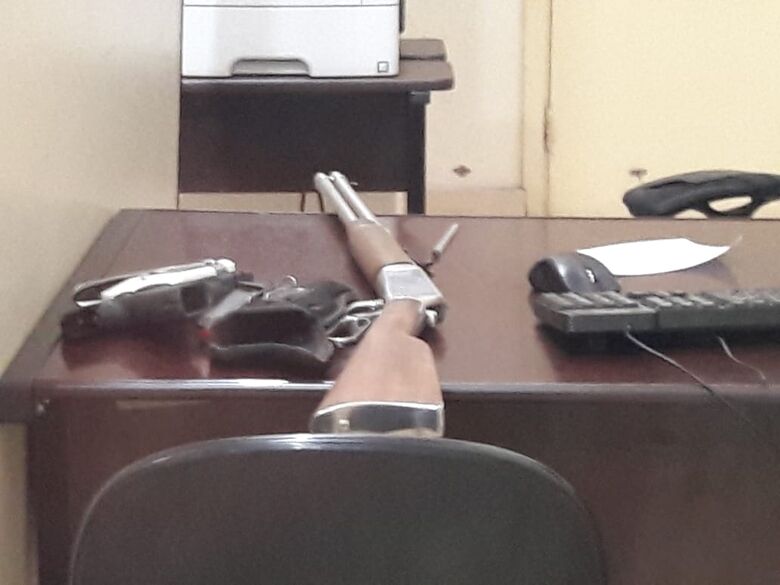 Após denúncia, Polícia Militar apreende armas de fogo - Crédito: Maycon Maximino