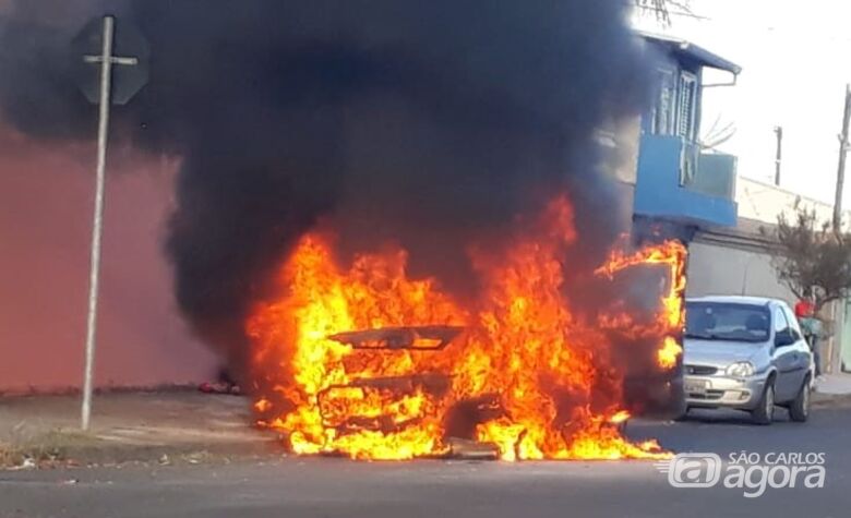 Incêndio destrói carro no Santa Felícia - Crédito: Adriano Gazzoli/leitor SCA