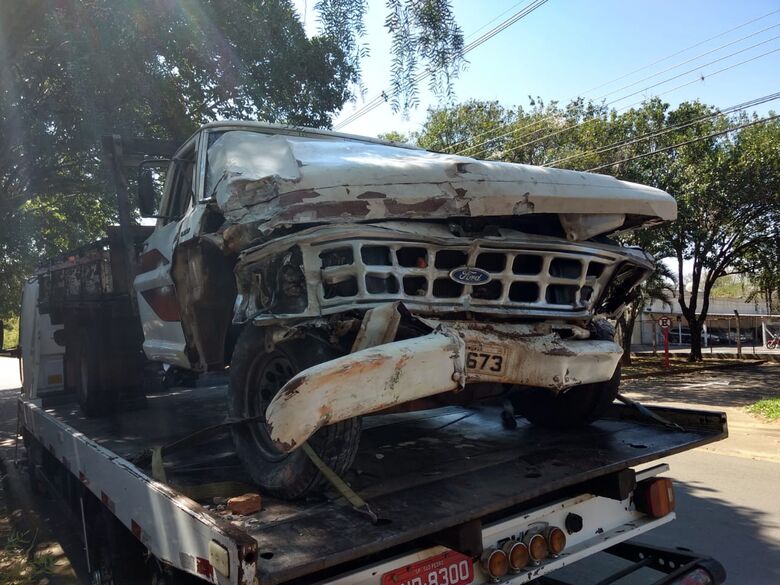 F1000 colide em muro e carro na Vila Prado - Crédito: Luciano Lopes