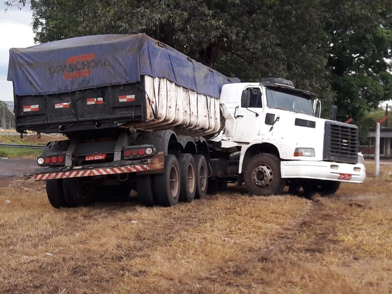 Carreta fica em “L” na SP-215 - Crédito: Maycon Maximino