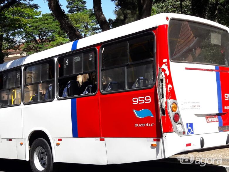 Porta de caminhão baú abre e atinge traseira de ônibus - Crédito: Maycon Maximino