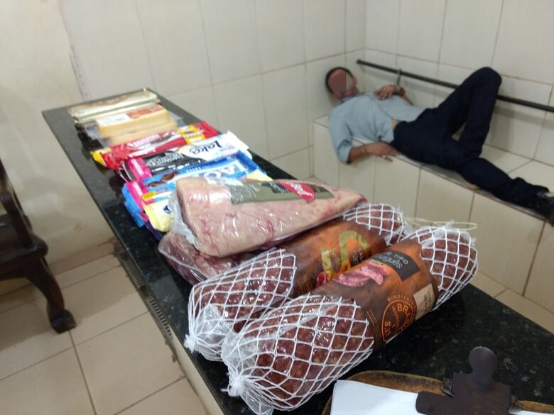 Homem entra em supermercado e furta gêneros alimentícios - Crédito: Luciano Lopes