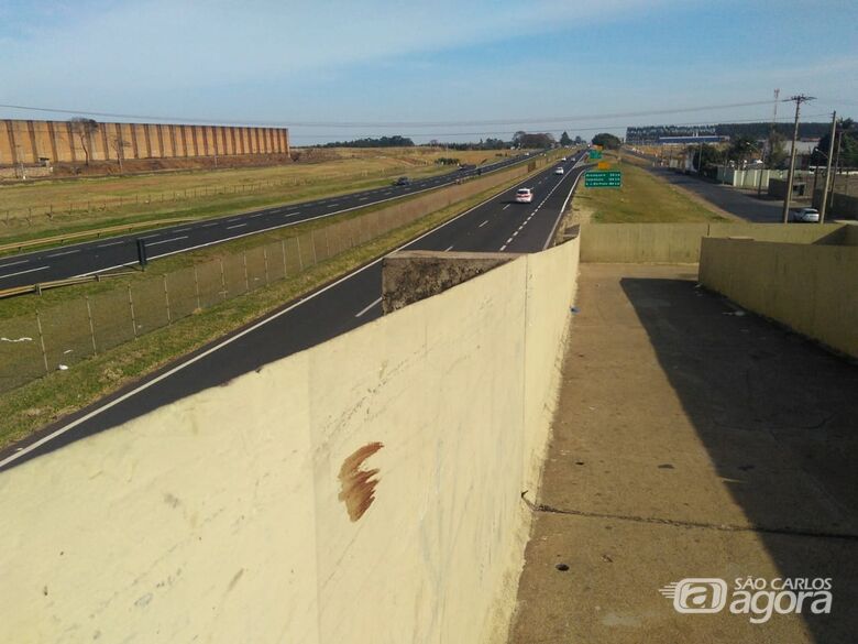 Jovem morre depois de ser encontrado ferido em passarela na Washington Luiz - Crédito: Equipe SCA