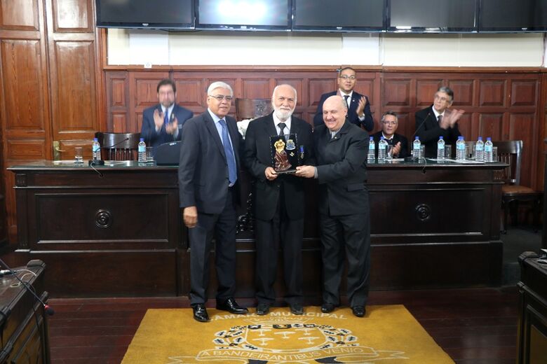 Athaíde Rodrigues da Silva recebeu o “Prêmio Jesuíno de Arruda” durante solenidade comemorativa ao “Dia do Maçom” - Crédito: Divulgação