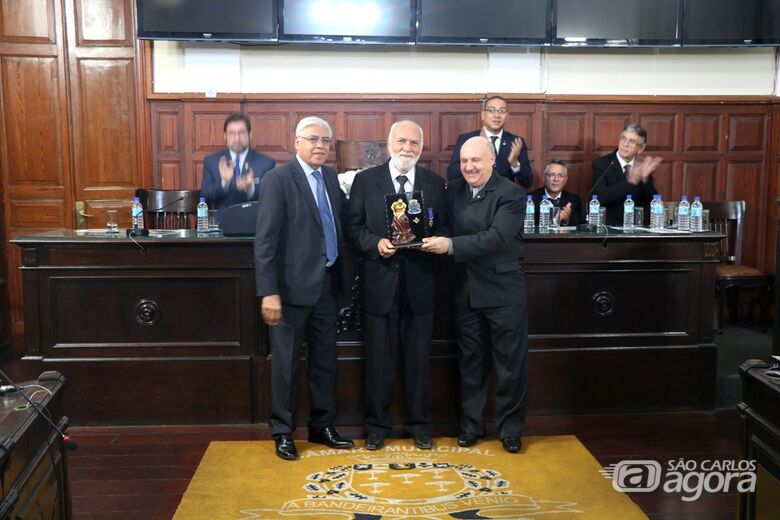Athaíde Rodrigues da Silva recebeu o “Prêmio Jesuíno de Arruda” durante solenidade comemorativa ao “Dia do Maçom” - Crédito: Divulgação