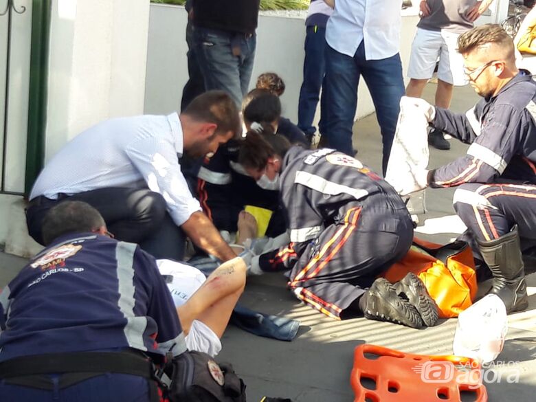 Motociclista é socorrida com suspeita de fratura na perna após colisão traseira - Crédito: Maycon Maximino
