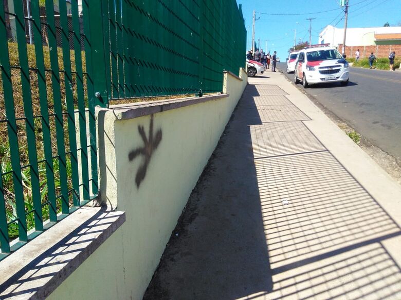 Garoto é flagrado pichando muro de escola; ao ser apreendido, faz ameaças de morte aos PMs - Crédito: Divulgação