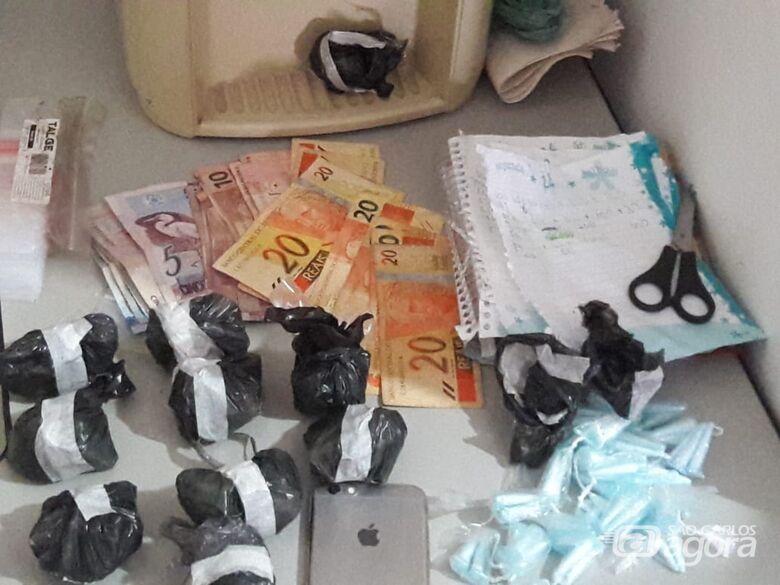 “Casa do tráfico” possui até câmeras de segurança; PM apreende grande quantidade de drogas - Crédito: Maycon Maximino