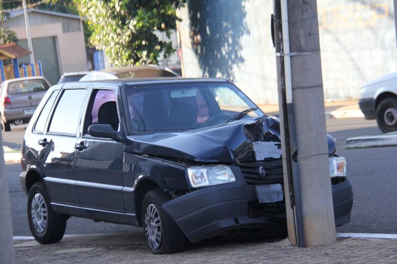 Motorista sofre "apagão" e bate em poste - Crédito: Maycon Maximino