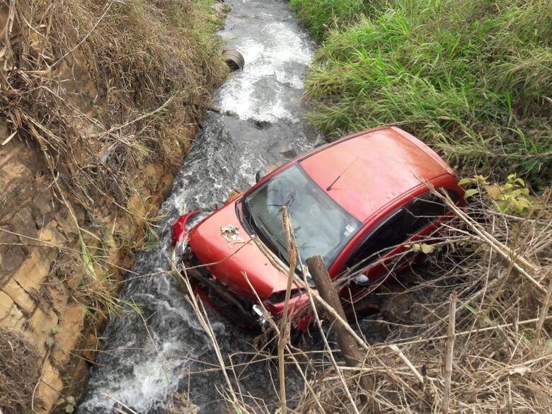 Carro cai em córrego e motorista fica desacordada por 4h - Crédito: Colaborador SCA