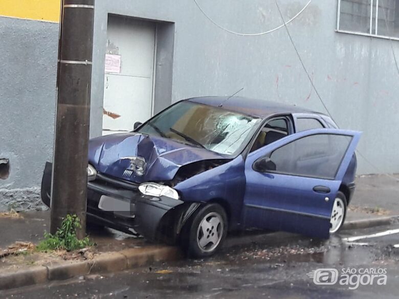 Motorista bate em poste ao se distrair com vara de pescar - Crédito: Maycon Maximino