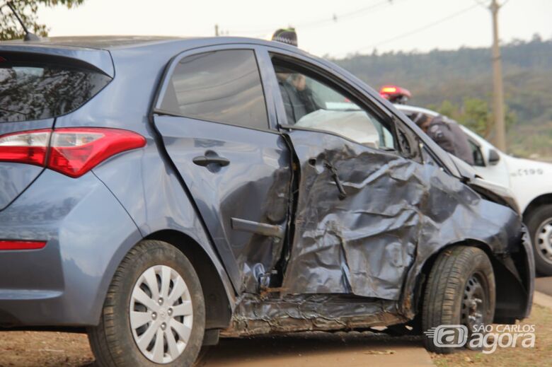 Após assaltar mulher na UFSCar, ladrão colide carro em duas árvores - Crédito: Maycon Maximino