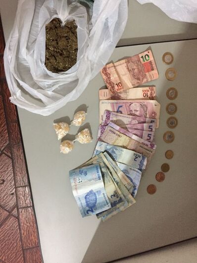 Policiais da Rocam detém dupla com entorpecentes no Santa Angelina - Crédito: Divulgação