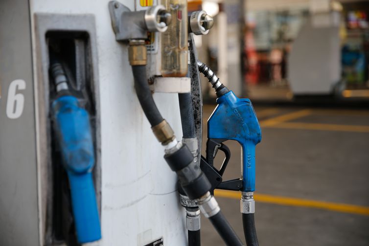 Gasolina vendida nas refinarias está mais cara a partir de hoje - Crédito: Fernando Frazão/Agência Brasil