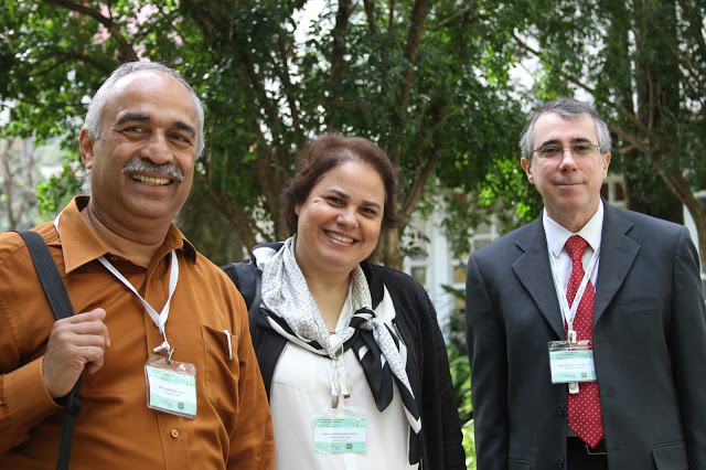 Rangaraj Rangayyan (à esquerda), Agma Traina e Marco Gutierrez, três dos 25 pesquisadores do projeto - Crédito: Denise Casatti