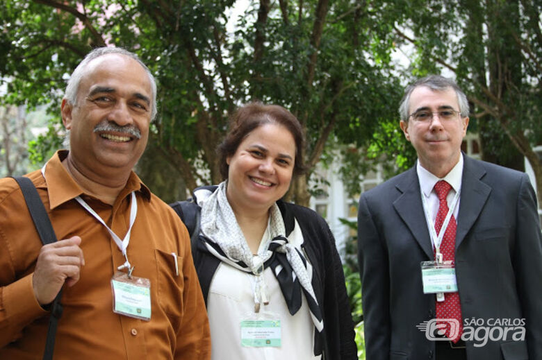 Rangaraj Rangayyan (à esquerda), Agma Traina e Marco Gutierrez, três dos 25 pesquisadores do projeto - Crédito: Denise Casatti