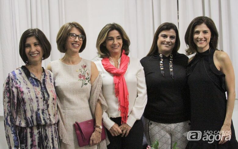 Cristina (segunda à esquerda) logo após a cerimônia de posse como diretora do ICMC: as quatro irmãs são professoras em universidades públicas brasileiras - Crédito: Denise Casatti