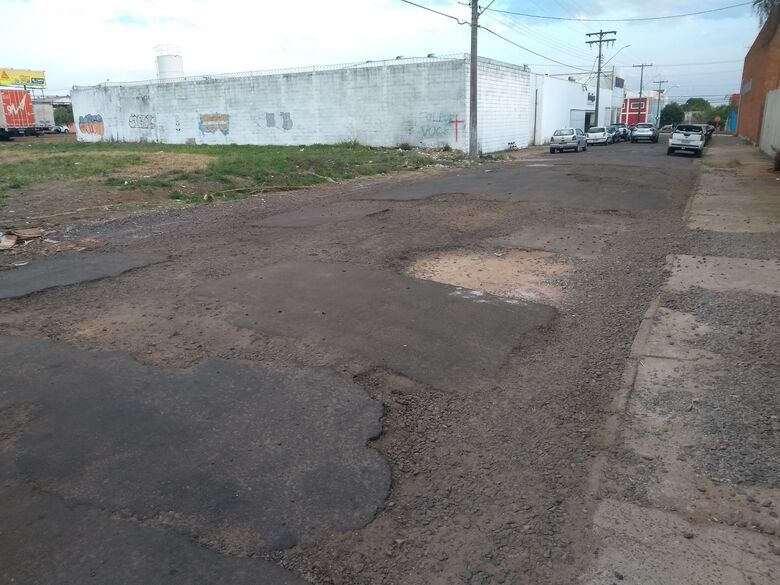Carros usam calçada para ‘fugir’ de buracos em rua - Crédito: Divulgação