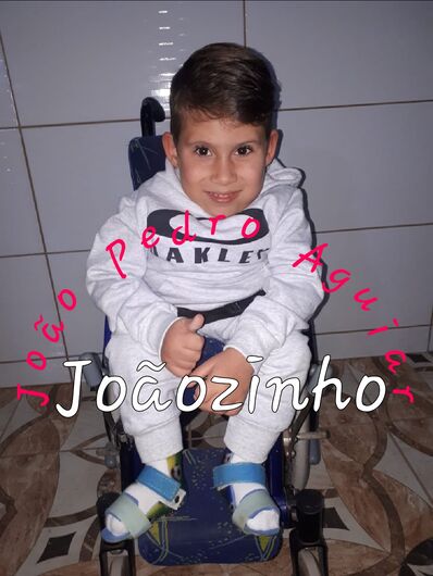 Joãozinho necessita de uma cadeira de rodas adaptada - Crédito: Divulgação