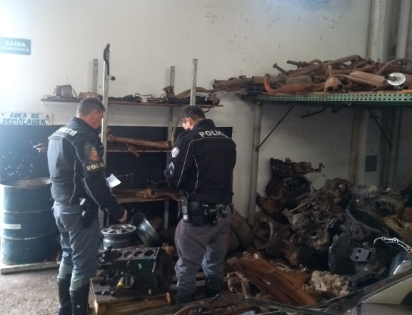 Polícia Militar e fiscais municipais realizam operação em comércio de peças usadas - Crédito: Divulgação/PM