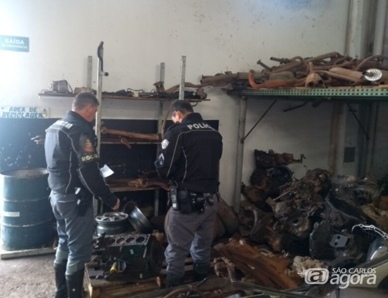 Polícia Militar e fiscais municipais realizam operação em comércio de peças usadas - Crédito: Divulgação/PM