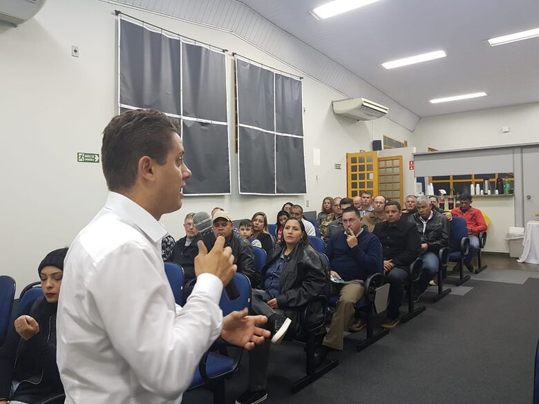 Vereador Paraná Filho durante reunião com membros da Associação de Guarda Municipal de São Carlos - Crédito: Assessoria do vereador