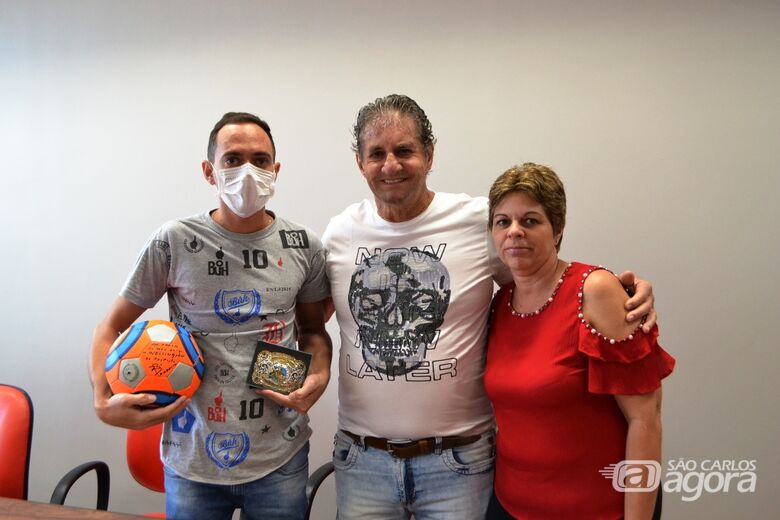 Mãe e filho agradecem prefeito Zé Parella pelo apoio que receberam - Crédito: Divulgação