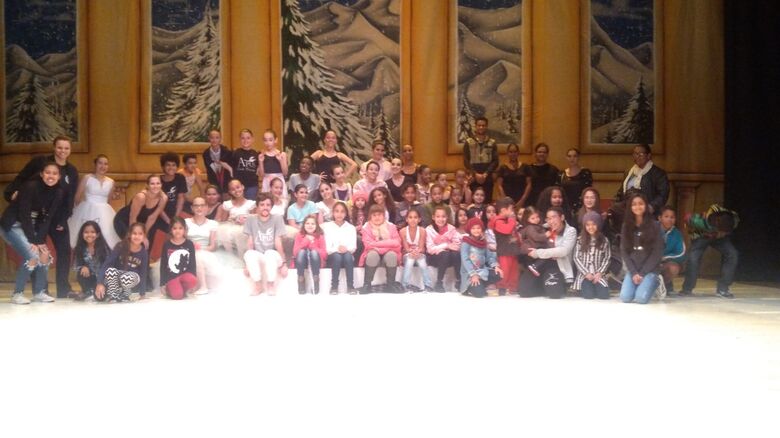 Alunos de Balé do Centro Cultural de Ibaté participam de vivência técnica no Teatro Municipal de São Carlos - Crédito: Divulgação