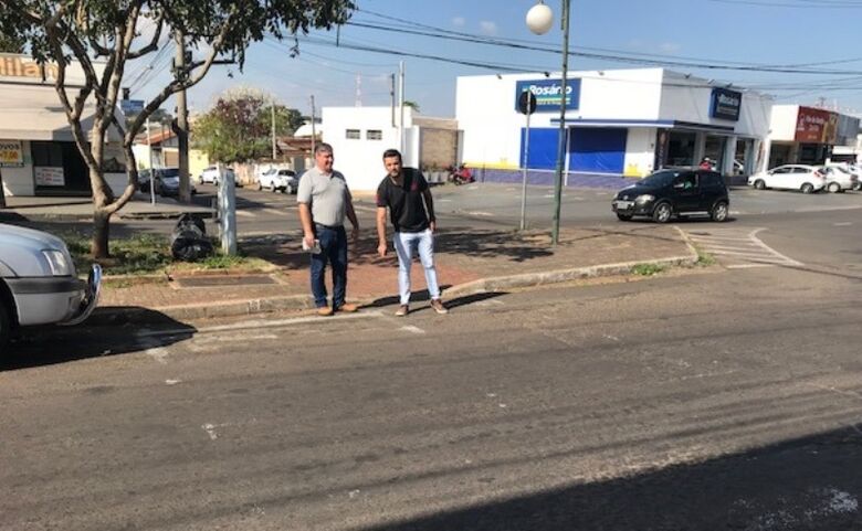 Rodson com o diretor Paulo Luciano na região da Escola Jesuíno de Arruda: pedido de melhoria na segurança de trânsito - Crédito: Divulgação