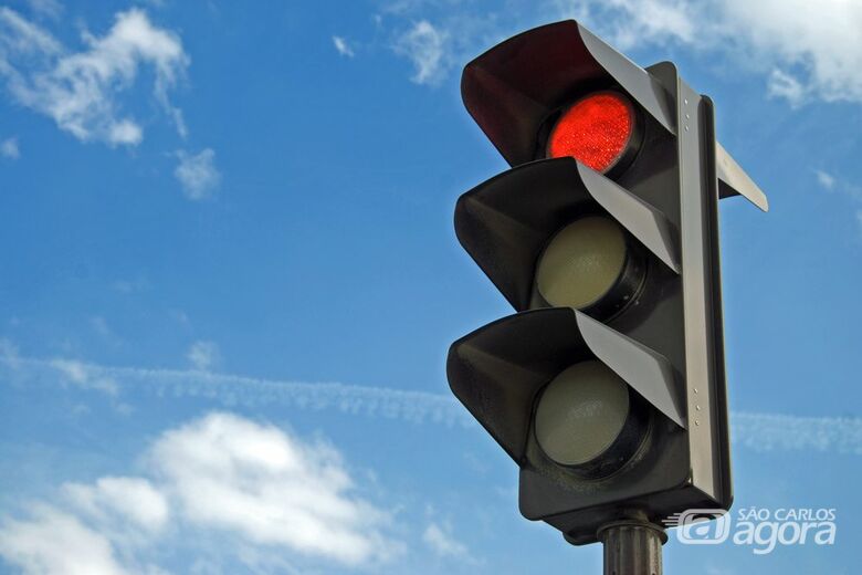 Novos semáforos são instalados no Centro e no Santa Felícia - 
