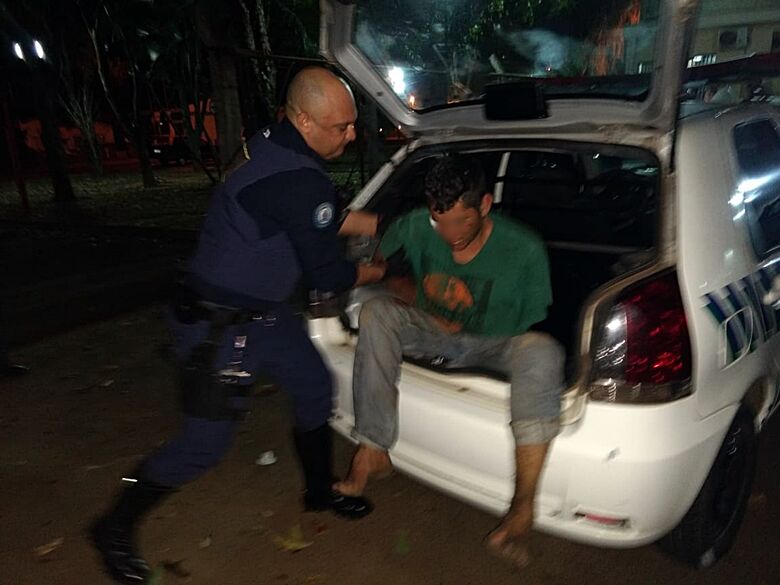 Homem é preso pela GM após roubar bolsa de mulher em ponto de ônibus - Crédito: Luciano Lopes