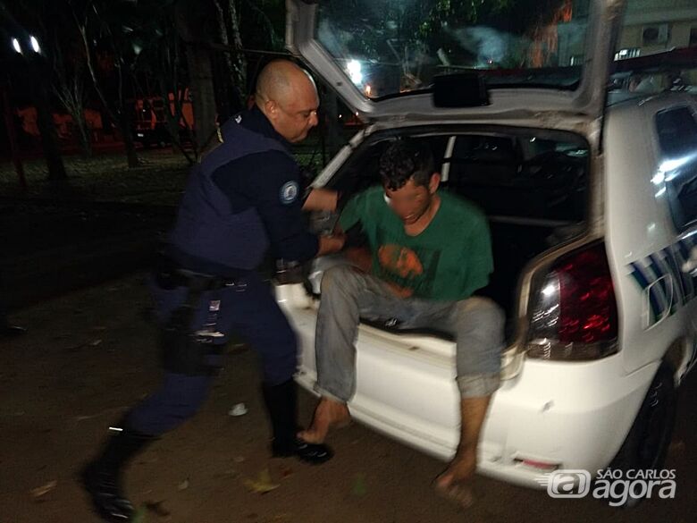 Homem é preso pela GM após roubar bolsa de mulher em ponto de ônibus - Crédito: Luciano Lopes