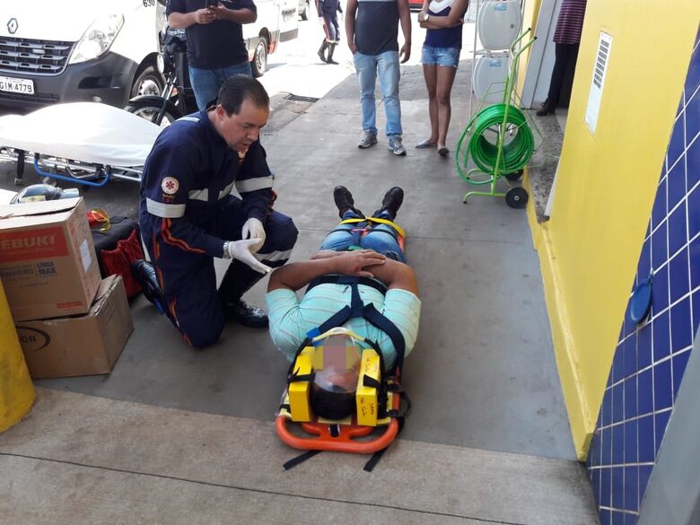 Motoboy leva a pior em colisão na Avenida São Carlos - Crédito: Maycon Maximino