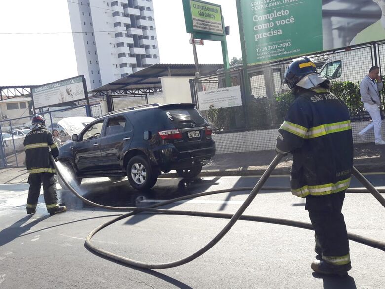 Hilux pega fogo na frente da Santa Casa - Crédito: Maycon Maximino