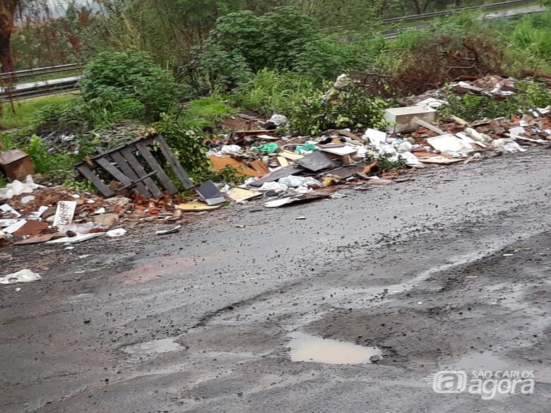 Lixo e rua esburacada irritam moradores no Aracy - Crédito: Divulgação
