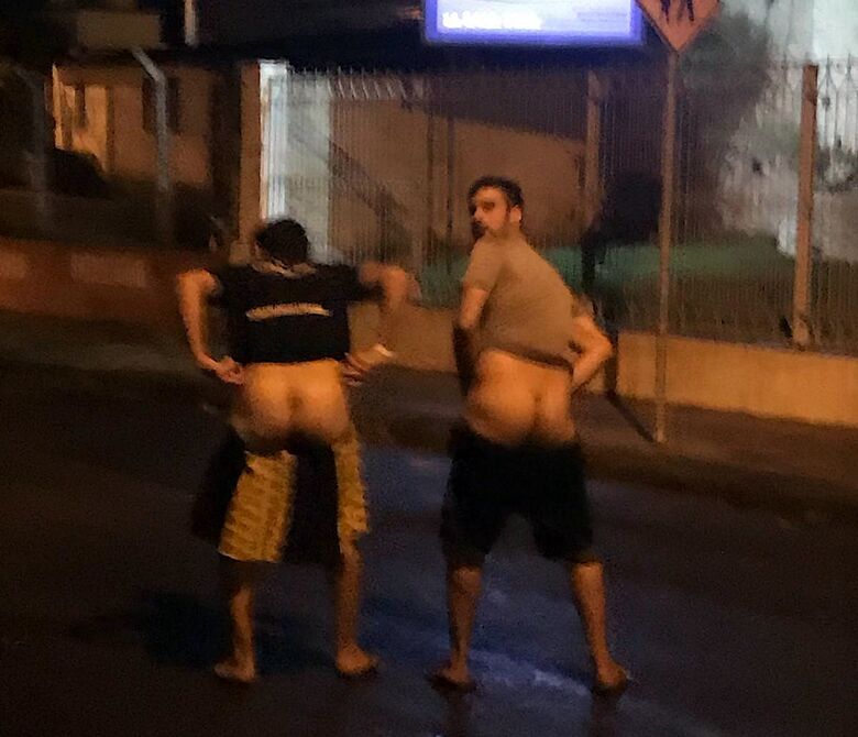 Jovens são flagrados fazendo gestos obscenos no meio da rua - Crédito: Divulgação