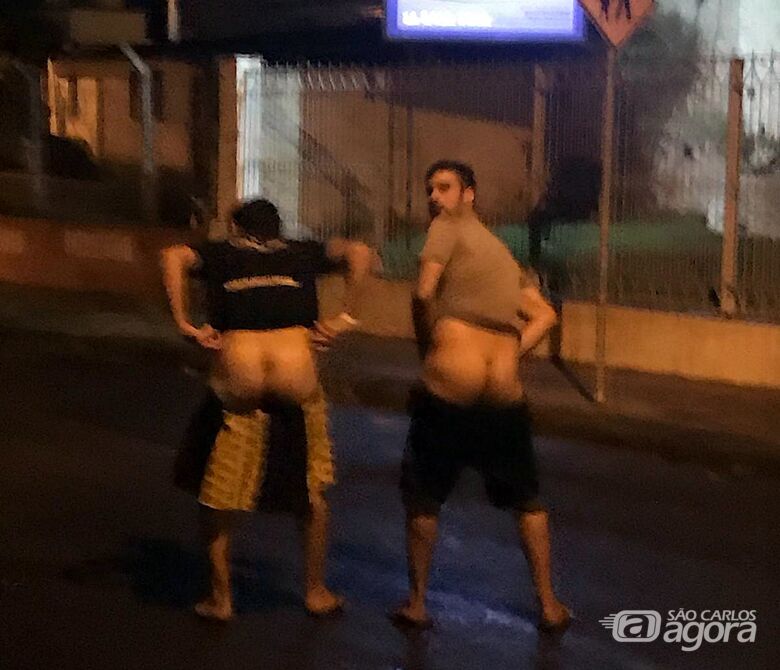 Jovens são flagrados fazendo gestos obscenos no meio da rua - Crédito: Divulgação