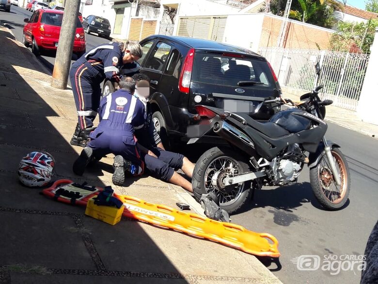 Após ser ‘fechado’ por caminhão, motociclista colide em carro parado e cai - Crédito: Maycon Maximino