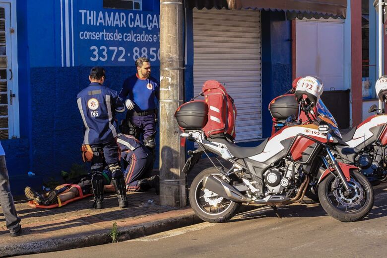 Motociclista fica ferido após sofrer queda - Crédito: Marco Lúcio