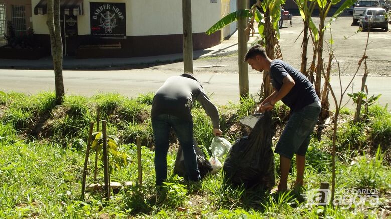 Moradores recolhem 26 sacos de lixo às margens do Córrego Gregório - Crédito: Marcos Escrivani