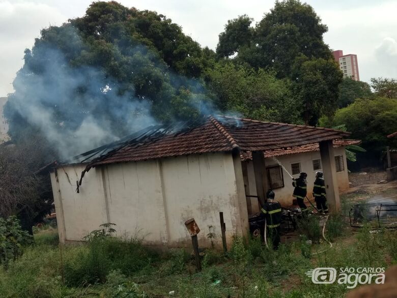 Incêndio destrói telhado de galpão - Crédito: Luciano Lopes