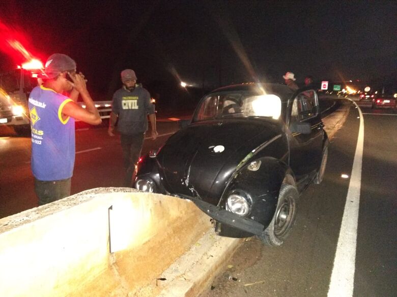Homem fica ferido após colidir em mureta de concreto na estrada do Broa - Crédito: Luciano Lopes