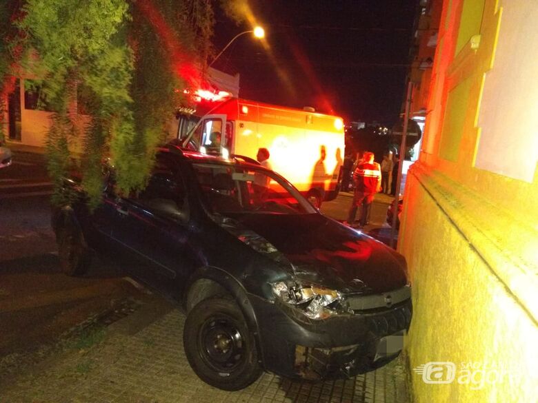 Após colisão, carro bate em muro de imóvel no centro - Crédito: Luciano Lopes