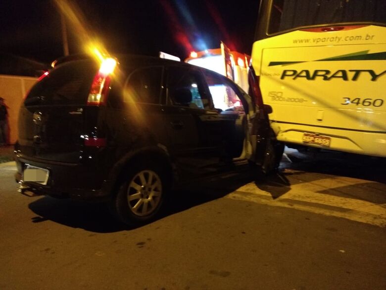 Idoso “acerta” ônibus estacionado no Fagá - Crédito: Luciano Lopes
