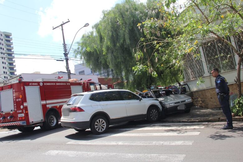Após colisão, gestante fica presa dentro de carro no centro - Crédito: Maycon Maximino