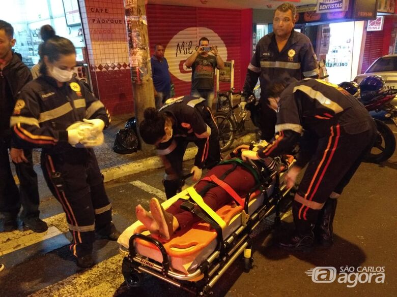 Mulher e atropelada ao tentar atravessar a Avenida São Carlos - Crédito: Luciano Lopes