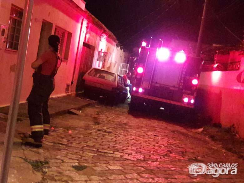 Casa abandonada pega fogo na Vila Prado - Crédito: Maycon Maximino