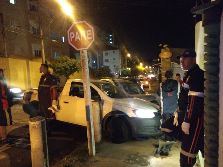 Carros vão parar em cima da calçada após colisão - Crédito: Luciano Lopes